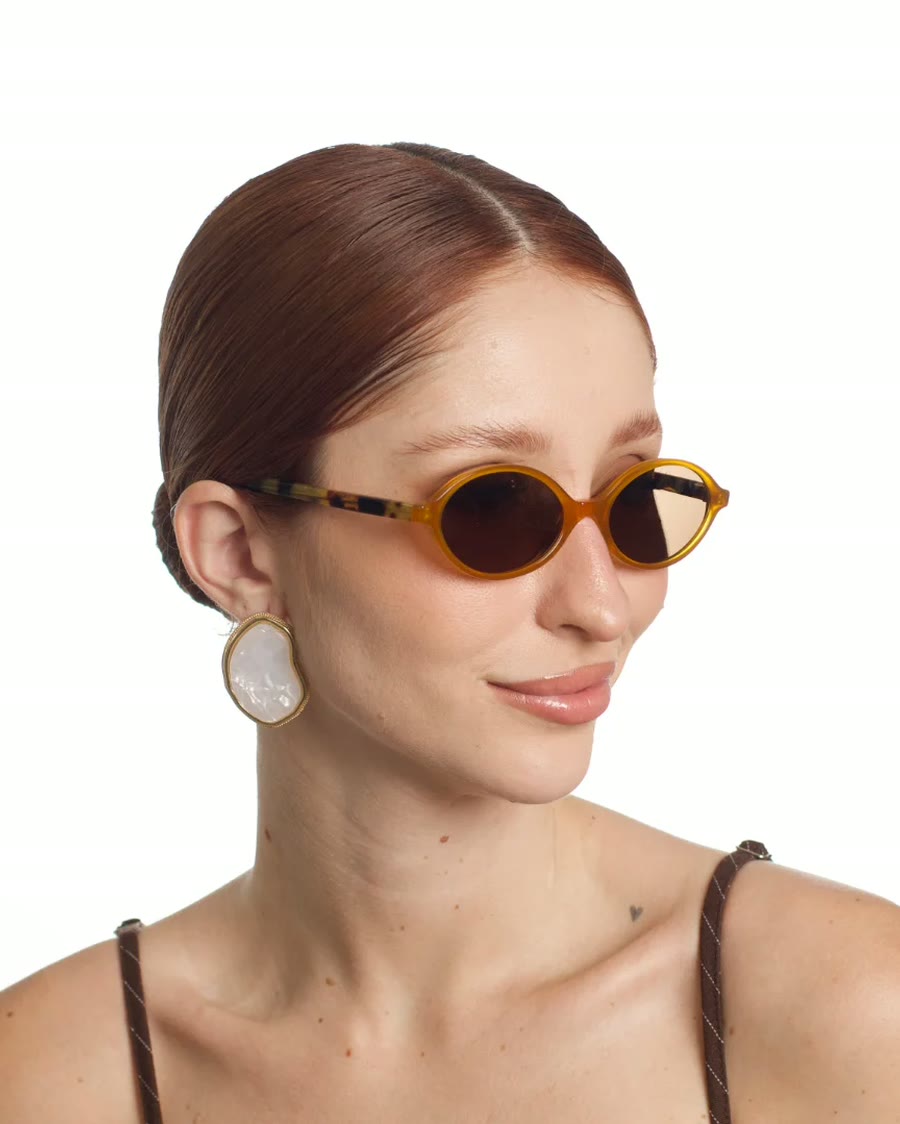 Mulher usando óculos de sol em acetato italiano