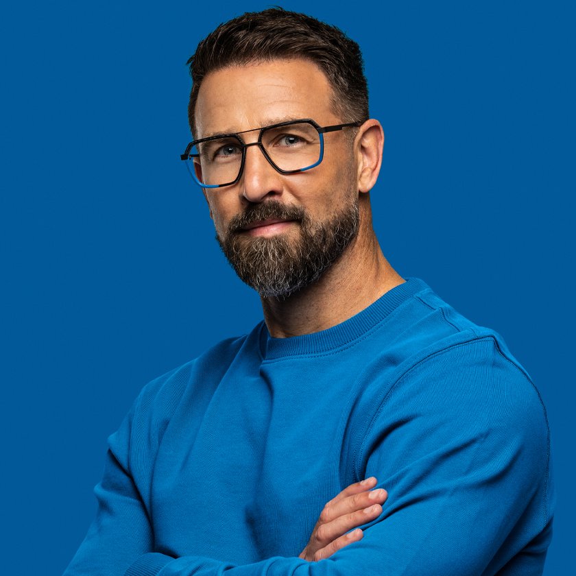 Homem com óculos de grau Dutz