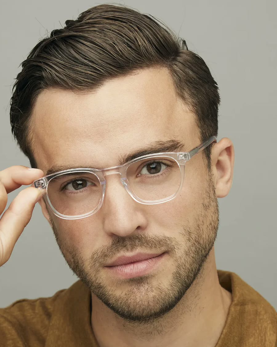 Homem usando armação Heyelander modelo H1012