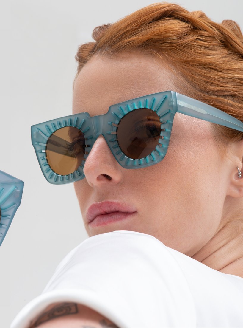 Mulher com óculos de sol Relic em acetato azul